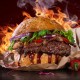 New Yorker Burger med ca. 200 gr. bøf af BBQ marineret hk. oksekød, salat, solmodne tomater, agurk, rødløg, sprød bacon, cheddarost, hertil crispy potatoes med hjemmerørt aioli