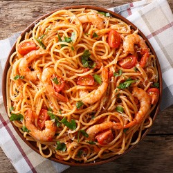 Spaghetti Skaldyr med alt fra havet, chili, hvidløg, persille, cherry tomat og parmesan ost