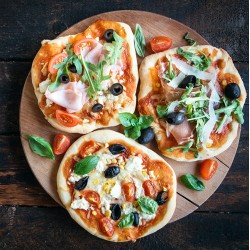 Pizza Paesana med tomat, mozzarella, italiensk skinke, bacon og cocktailpølser
