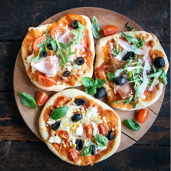 Pizza Cacciatora med tomat, mozzarella, pepperoni, paprika og oliven