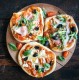 Pizza Napoletana med tomat, mozzarella, oliven, kapers og ansjoser
