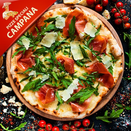 Pizza Campana med tomat, mozzarella, salsiccia (italiensk kødfars), spinat og pecorino ost