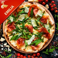 Pizza Emilia med tomat, mozzarella, kødsauce og rødløg