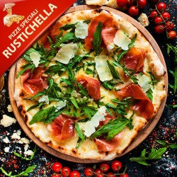 Pizza Rustichella med tomat, mozzarella, salsiccia (italiensk kødfars), pesto, rucola og parmesanost