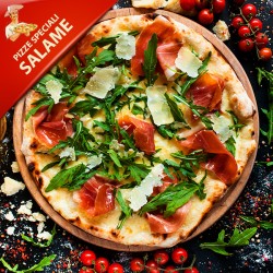 Pizza Salame med tomat, mozzarella, stærk italiensk salami, rucola, pannesanost og olivenolie 