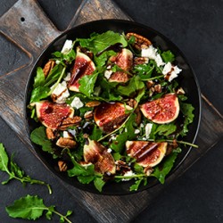 Tun Salat med salat, oliven rødløg og cherry tomater