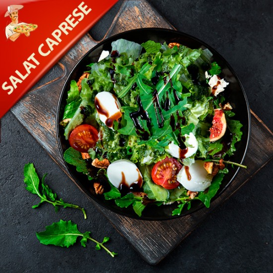 Salat Caprese med mozzarella, friske tomater, basilikum og oliven 